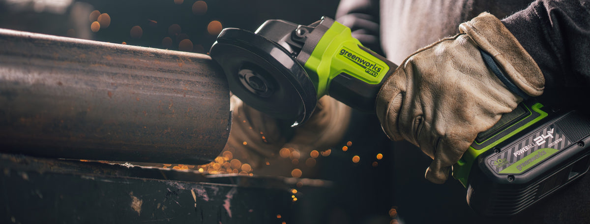 Greenworks akumulátorová sekačka v zahradě